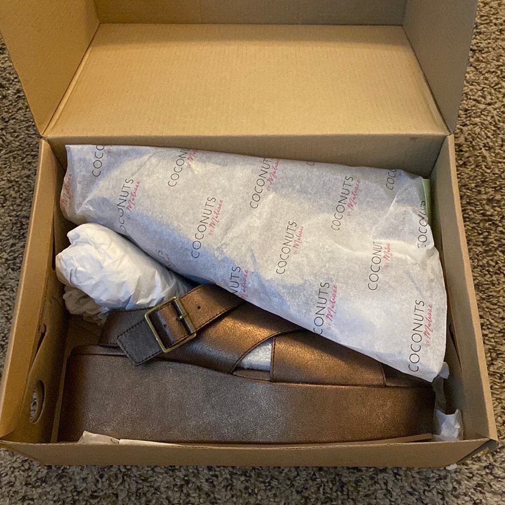 COCONUT By Matisse platform sandal/ Excellent condition, still in box never worn